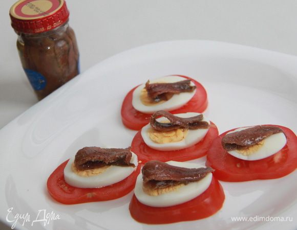 Далее сверху - филе анчоуса.