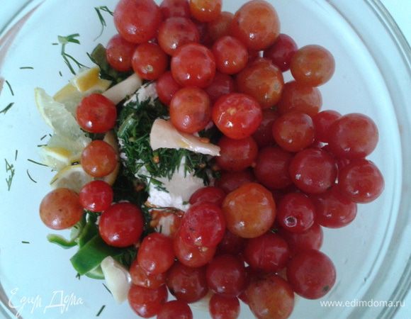 
Предварительно разогреть духовку до 180 С
Черри с чесноком сбрызгиваем оливковым маслом и запекаем в духовке 10 мин.
Сладкий перец и лимон режим полосками. Смешиваем запеченные черри с чесночком, сладкий перец, лимон, творог, укроп, соль, перец, тимьян.
