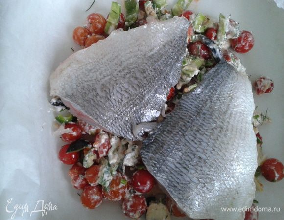 Форму застилаем пергаментной бумагой, выкладываем творожно-овощную массу, на нее филе дорады, добавляем вино и закрываем пергаментной бумагой.  Запекаем в духовке 30 мин.
