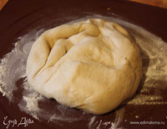 Сначала замесим тесто. Растворяем дрожжи с сахаром в теплой воде. Хорошо размешиваем и на 10 минут оставляем в сторону. Важно использовать воду не горячую, но и не холодную. Дрожжи должны «пениться».
 Просеиваем муку в глубокую тару и добавляем пол чайной ложки соли. После этого делаем углубление в муке и льем туда оливковое масло и опару с дрожжами. Продолжаем месить 5 минут. Кладем получившуюся основу в сухую миску на время (полтора часа), пока не увеличится в объеме в 2 раза.