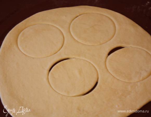 Тесто раскатаем тонко,вырежем кружки примерно 10-12 см в диаметре.