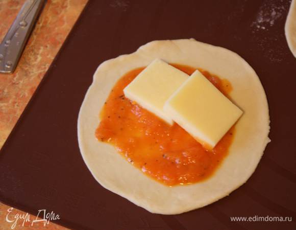 На одну сторону выложим пару кусочков моцареллы....