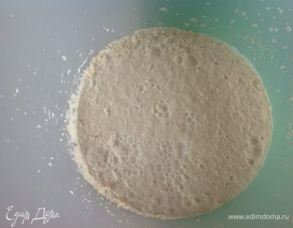 В сливки налить горячей воды и развести дрожжи, добавить сахар и оставить на 15 мин.