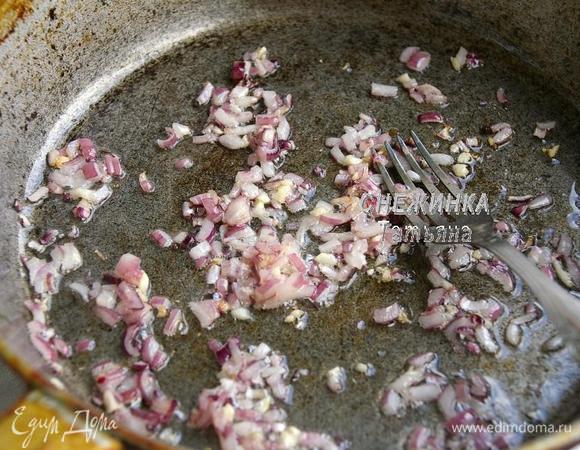 Ставим на огонь кастрюлю с водой для пасты. А пока делаем соус. Луковицу чистим, моем, нарезаем кубиком. Чеснок чистим, придавливаем тыльной стороной ножа и измельчаем. На сковороде разогреваем 4 ст. л. оливкового масла. Кладем лук и чеснок, жарим до прозрачности.