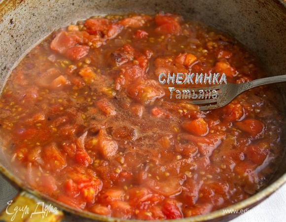 Затем добавляем томаты, вино, перец чили, бальзамик и сахар, перемешиваем. Даем выпариться жидкости, чтобы соус стал густым.