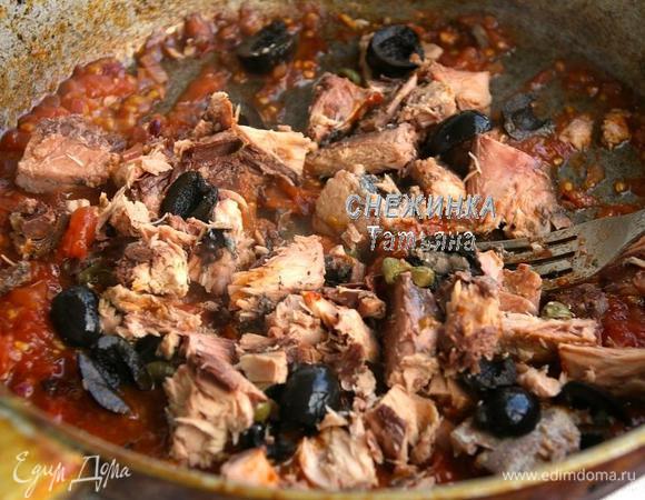 Кладем тунца кусочками, маслины, разрезанные пополам, и каперсы. Перемешиваем. Перчим. Пробуем на соль, по необходимости солим. Томим пару минут и выключаем.