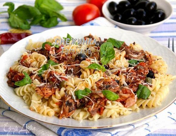 Сверху кладем соус с тунцом, слегка перемешиваем с пастой. Посыпаем пармезаном и рвем несколько листиков свежего базилика.