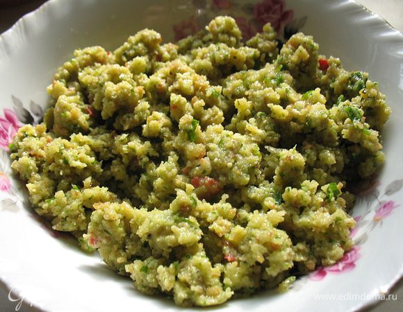 Сначала готовим начинку. Измельчить в блендере черствый хлеб, оливки, зелень, чеснок, кусочек острого перца.  Брынзу натереть на мелкой терке. Соединить брынзу с массой и черствого хлеба и влить оливковое масло.  Начинка готова.