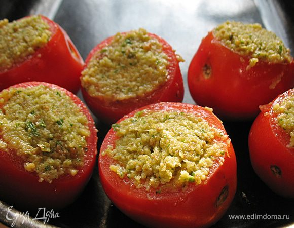 Заполнить помидоры подготовленной смесью, слегка придавить и запекать в предварительно разогретой до 180 градусов духовке 30 минут.  