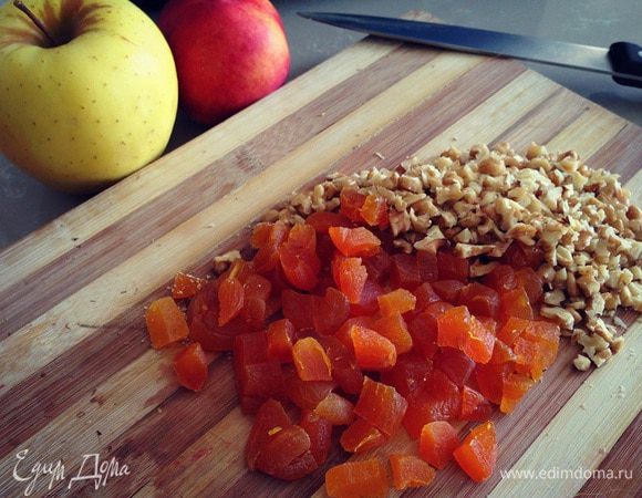 Пока пластины лазание отвариваются, нарезаем орехи и курагу...