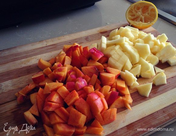 Нарезаем яблоки и нектарины кубиками... сбрызнем лимоном... оставьте половинку яблока и половинку нектарина на завершающий ярус лазаньи...