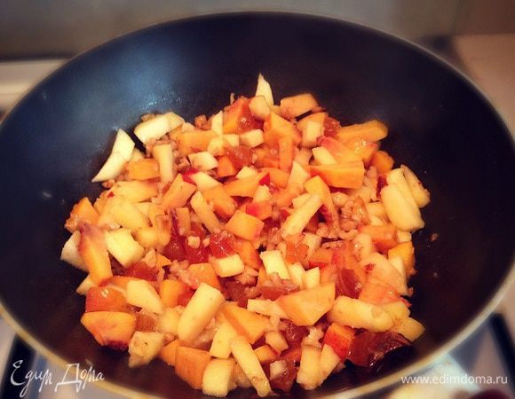 Обжарим нашу начинку на не большом огне на сливочном масле присыпав сахаром в течение10 минут....