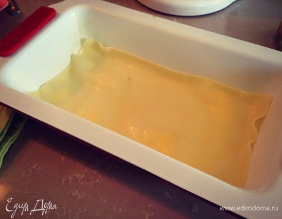 Форму смазываем маслом и выкладываем первый лист лазаньи...