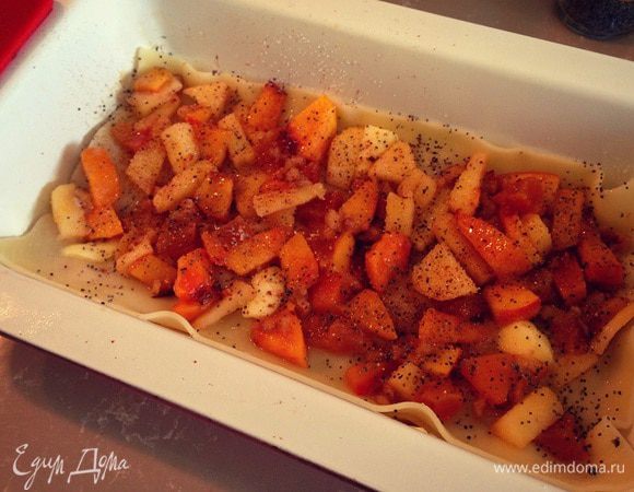 Теперь выкладываем первый слой начинки, присыпаем сахаром маком и корицей...и так слой за слоем...