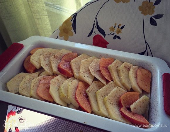 Верхний слой яблоки и нектарины дольками...тоже присыпаем сахаром и корицей...