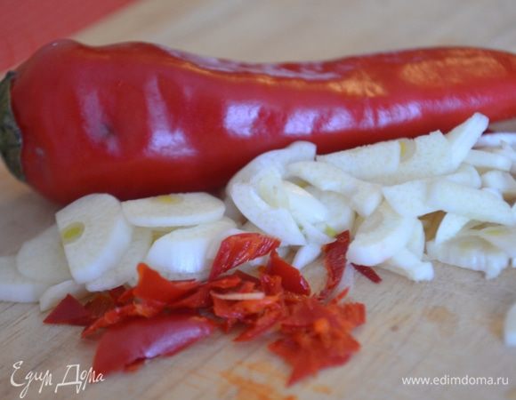 Чили и чеснок крупно нарубить.
