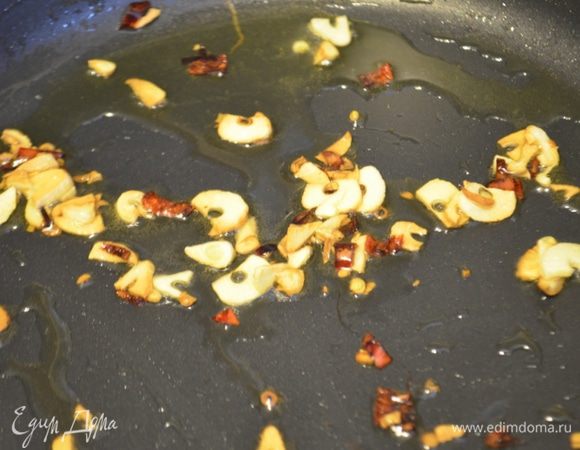 В сотейнике разогреть оливковое масло, добавить туда чили с чесноком и обжарить на среднем огне, они должны отдать ароматы и вкус. вытащить их и выкинуть.
