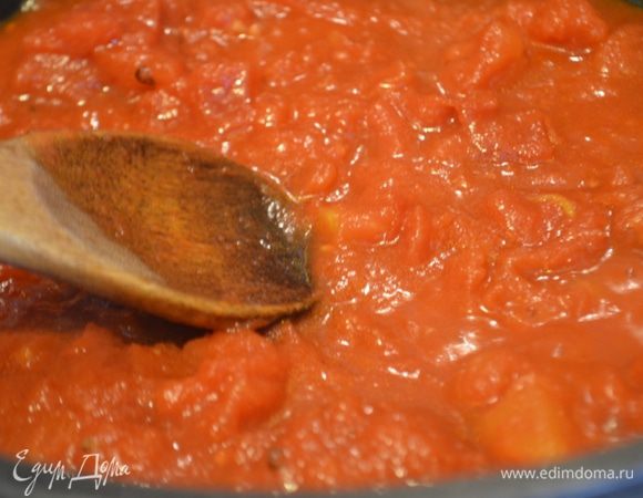 В это ароматное масло добавляем томаты в собственном соку и тушим примерно 15 минут на среднем огне. Они должны загустеть.
