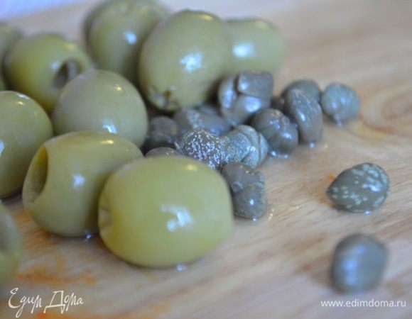 Каперсы и оливки нарубить.
