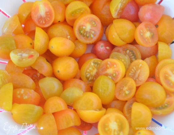 Томаты нарезать (у меня переспелые черри).
