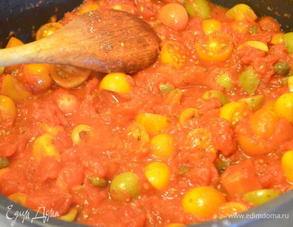 Добавляем подготовленные томаты, каперсы и оливки в сотейник, перемешиваем. Добавляем базилик, солим и перчим. тушим примерно 10-15 минут. 
