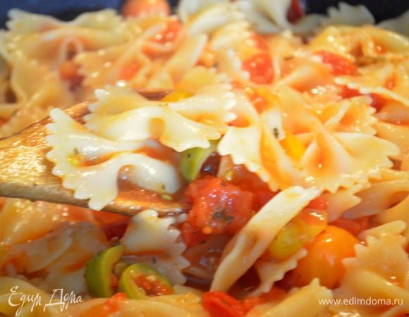 Пасту смешиваем с соусом.
