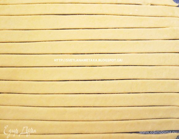 Высыпать муку в миску, добавить сахар, соль, холодное масло, размять. В полученную массу добавить холодной воды и быстро замесить тесто. Тесто завернуть в пленку и поставить хотя бы на 1 час в холодильник. Раскатать тесто, ножом для пиццы разрезать на узкие полоски шириной в один сантиметр. Половину полосок отложить в сторону.
