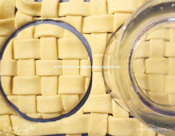 Перевернутый стакан поставить на "полотно" и выдавить кружочки.