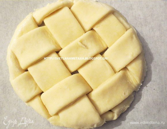 Противень застелить бумагой для выпечки и выложить плетеные кружочки. Взбить яичный желток и смазать кружочки.