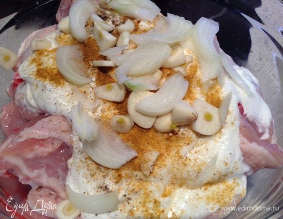 Режим курицу, лук, чеснок. добавляем сметану и оставляем часа на 3.