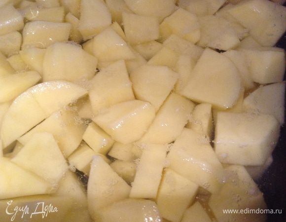 Режем картошку.