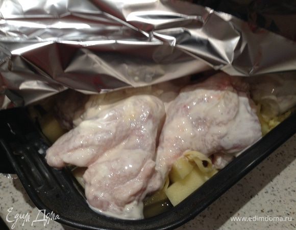 Выкладываем на картошку курицу и добавляем 1 стакан воды. закрываем фольгой и в духовку(180 градусов).