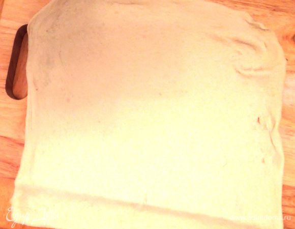 Развести дрожжи в небольшом количестве теплой воды , высыпать пару ложек муки и дать подойти в течении 30 мин, затем добавить масло, оставшуюся муку, соль и теплую воду. Вымесить тесто, оставить его на час в теплом месте, после чего снова вымесить и руками придать ему форму (по размерам формы для выпекания).  