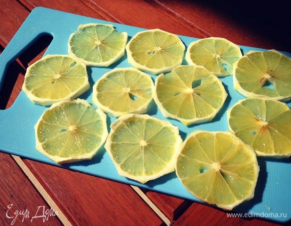 Лимоны без кожуры я тонко нарезала и разложила на доске и убрала пока на солнышко подсохнуть...потом использую их для украшения мороженого...