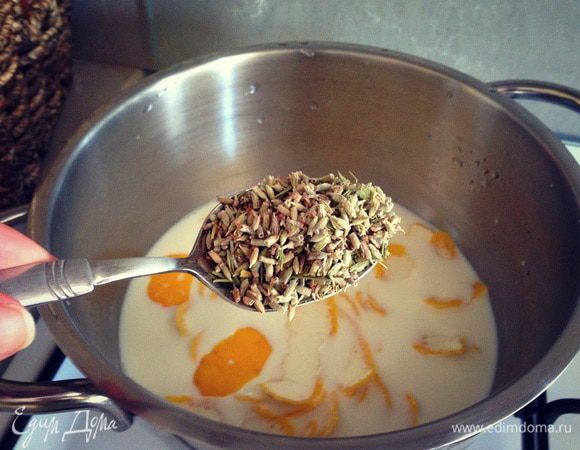 В небольшой кастрюле смешаем лимонную кожуру, лаванду, мед и молоко, аккуратно помешиваем доведем смесь до закипания, и поварим на тихом огне еще минут пять....