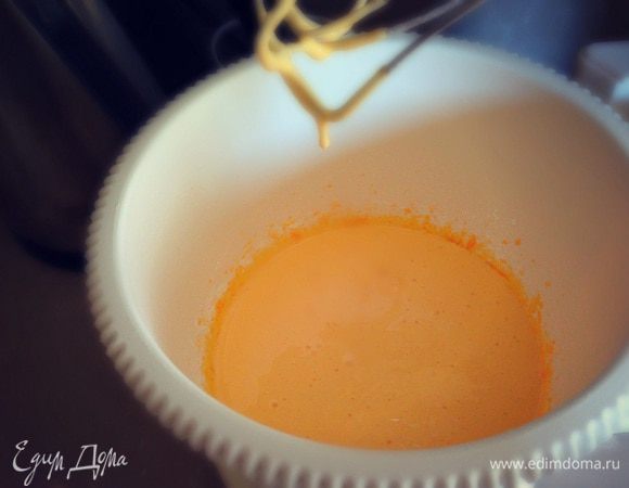 На высокой скорости взбить желтки с пудрой, пока смесь не станет густой и светло - желтой...