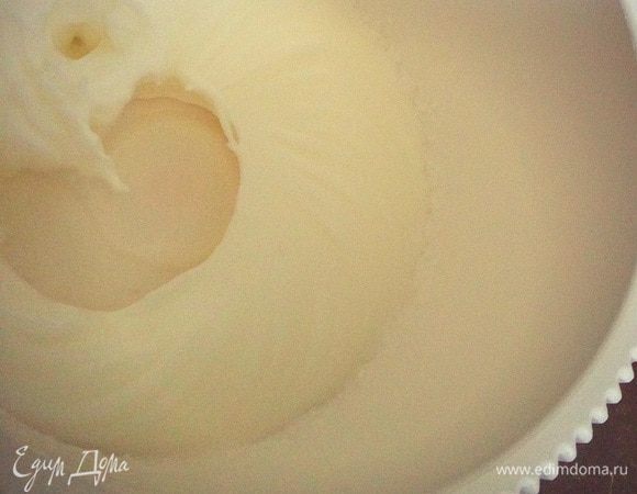 Отдельно взбить сливки до загустения и увеличения в объеме. Во время взбивания аккуратно подсыпать пару ложек сахарной пудры...