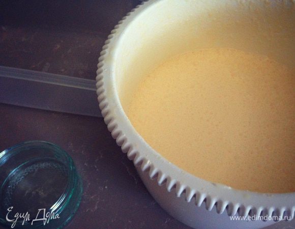 Аккуратно соединим взбитые белки и желтки с сахарной пудрой венчиком и тихонечко, продолжая взбивать, вольем тонкой струйкой молоко с лавандой и лимоном....должна получиться консистенция, как на оладьи, но очень воздушная. Разольем наше мороженое половником в порционные креманки или, как я, в баночки ...