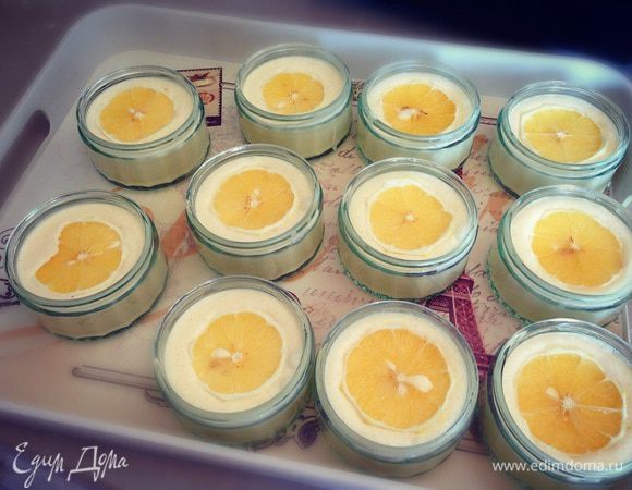 поверх мороженного аккуратно положем наше украшение дольку лимона , дольки должны быть тонкие,они прекрасно держаться поверх мороженного...убераем в морозилку до застывания на 2-3часа... 