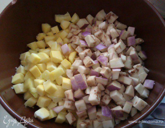 Баклажаны и цукини режем небольшими кубиками, солим и оставляем в чашке на 15 минут.
