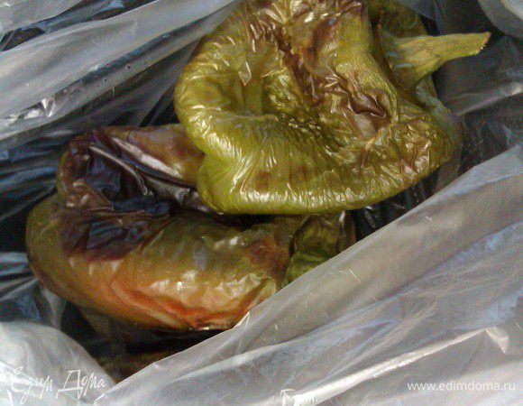 Помидоры бланшируем в кипящей воде 1-2 минуты. Остужаем, снимаем шкурку, удаляем семена, мякоть мелко нарезаем.
Перцы запекаем в духовке под грилем, периодически переворачивая, до появления подпалин. Складываем в полиэтиленовый пакет, завязываем, даем перчикам пропотеть. Снимаем шкурку, режем на средние кусочки или просто рвем руками.