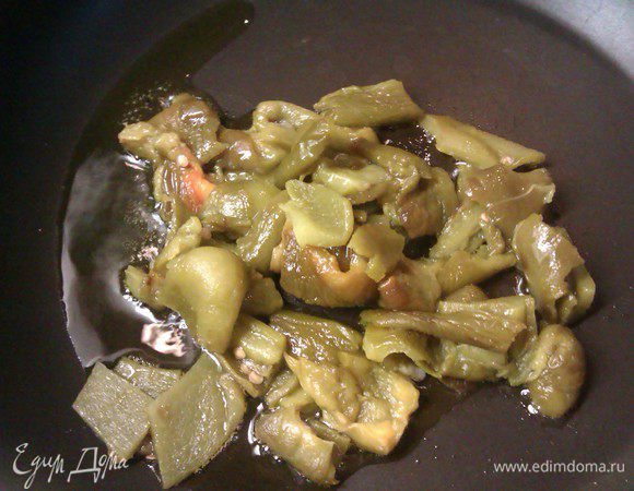 В сковороде на оливковом масле на среднем огне обжариваем кусочки перца, минут 5. Выкладываем на тарелку.
