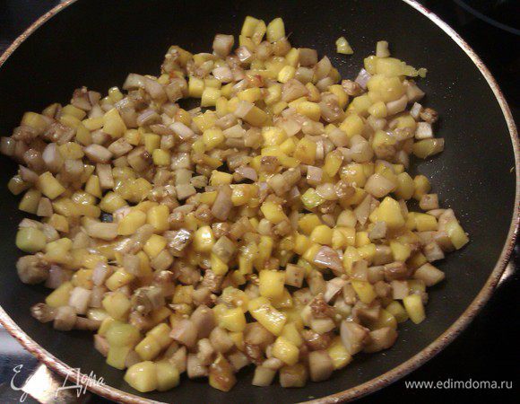 Цукини и баклажаны отжимаем руками от сока и обжариваем на оливковом масле в этой же сковороде. Выкладываем к перцу.
