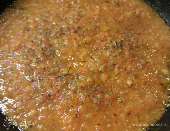 Готовим соус. Лук и чеснок мелко шинкуем и обжариваем в этой же сковороде. К ним добавляем веточку розмарина и орегано. К обжаренному луку добавляем помидоры, соль, свежемолотый перец и тушим соус 15 минут. Удаляем веточку розмарина. Соус готов.
