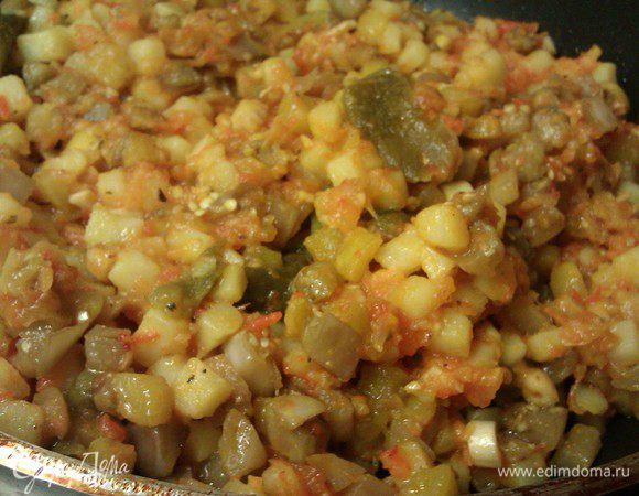 В соус добавляем отварной картофель, продолжаем тушить. Через пару минут добавляем цукини, баклажаны и перец, перемешиваем, закрываем крышкой, выключаем плиту, оставляем на пару минут. Подаем, посыпав мелкорубленным базиликом.