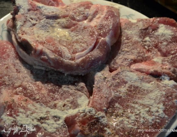 Свинину порезать на кусочки,если филе. Или используем свиные котлеты на косточке или  в тонкой нарезке.
Свинину посолить и поперчить. Присыпать мукой.
