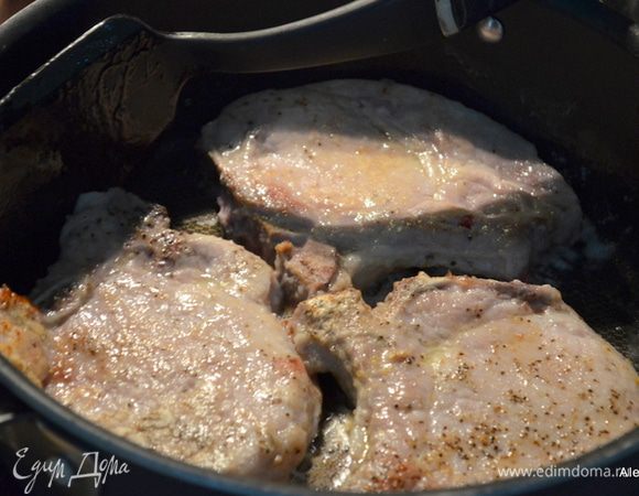 Разогреть 1 стол.л олив.масла на сковороде. Добавить 1 стол.л слив.масла. Обжарить свинину с 2х сторон. Снять с огня добавить вторую партию также олив.масло и слив.масло, а затем свинину и обжариваем до готовности. Переложим на тарелку. Прикрыть фольгой.