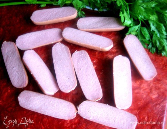 Разрезаем сосиски вдоль...