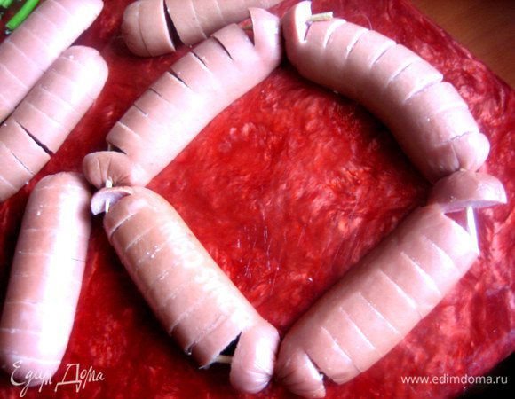Соединяем сосиски половинкой зубочистки. Надрезы снаружи!