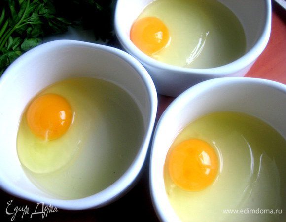Формочки диаметром 11 см хорошо смазываем любым маслом и вбиваем в каждую по яйцу.